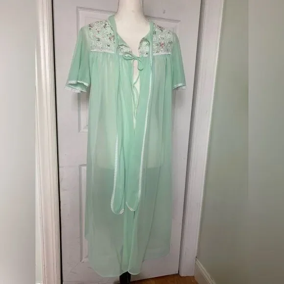 1960s Mint Vanilla Colored Floral Lace Night Gown / Robe - Picture 5 of 9